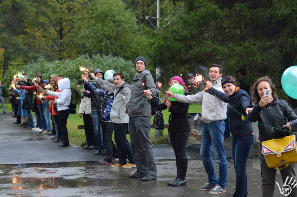 Новосибирские студенты обняли свои университеты 7.jpg